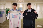 BLG俱乐部分享照片：ON与KT辅助选手Peter互换队服~